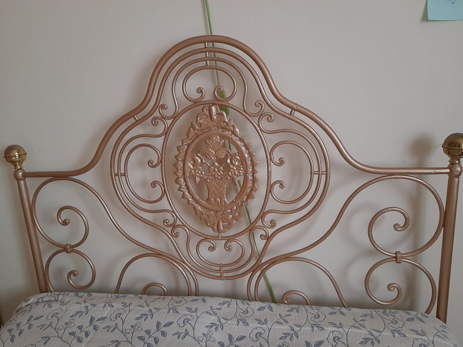 Cama de ferro antiga