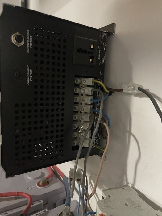 Інвертор з акумуляторами