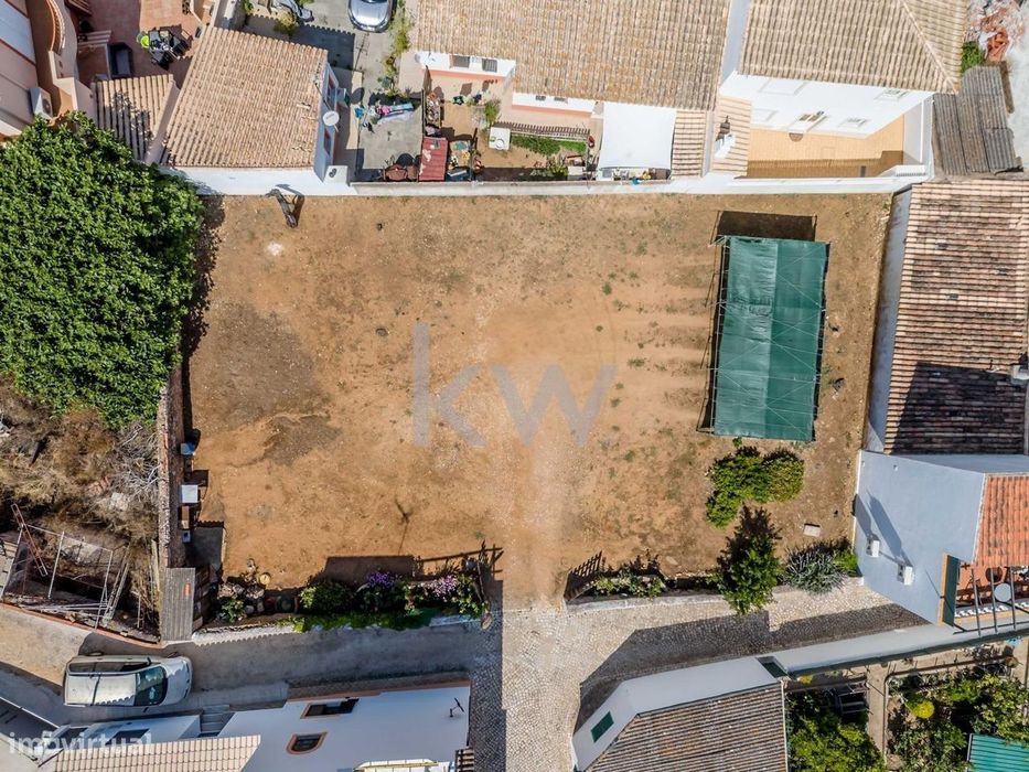 Terreno com projeto aprovado para moradia com piscina em Almadena.