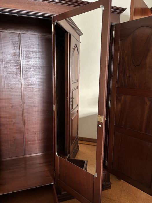 Roupeiro em madeira escura