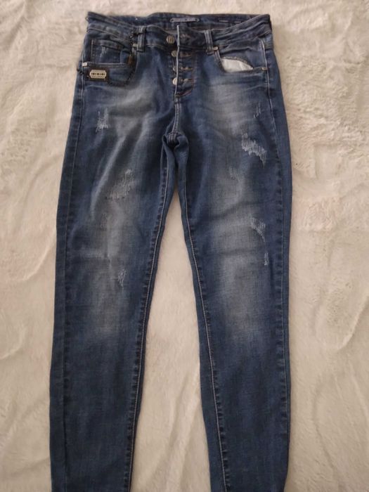 Spodnie z modnymi przetarciami