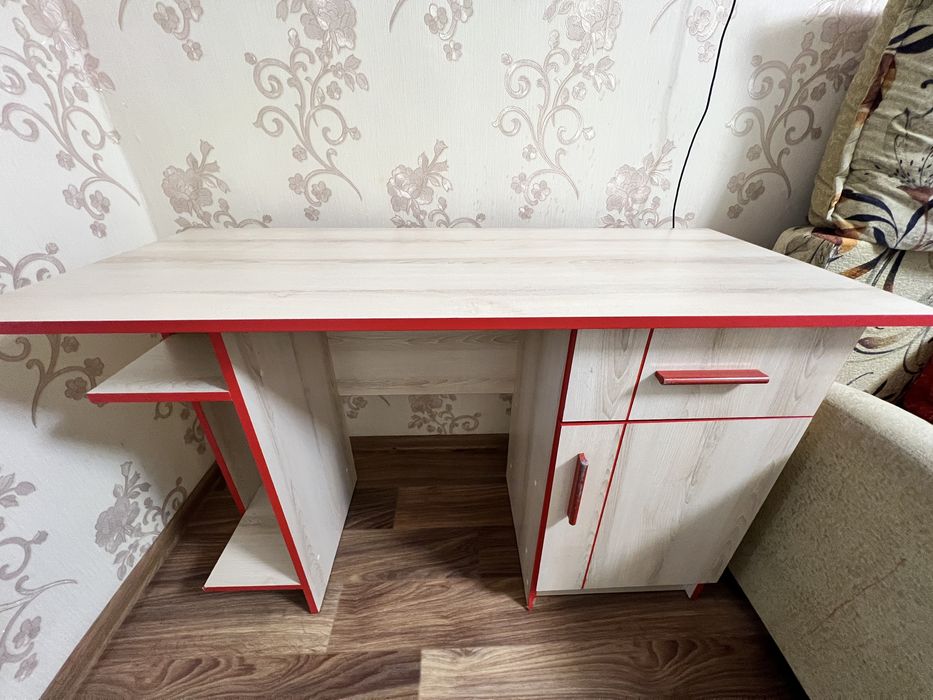 Стіл письмовий.