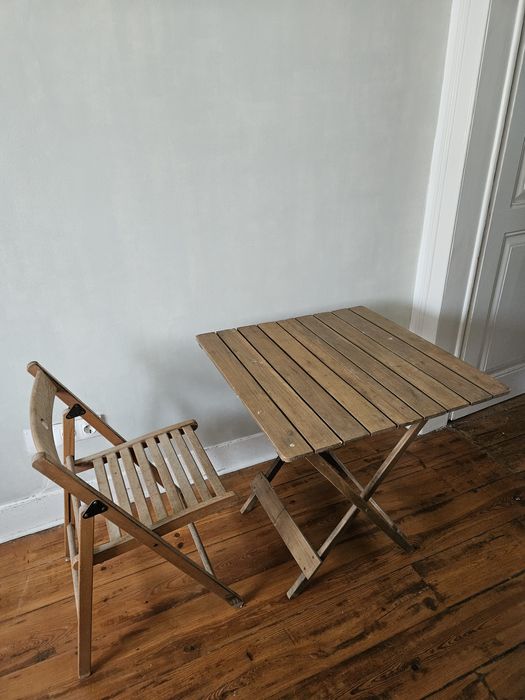 Mesa e cadeira de madeira