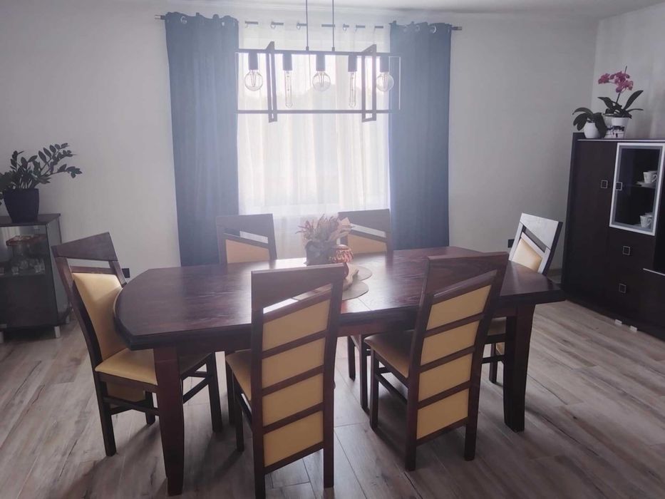 Duży stół z krzesłami, barek/ witryna, stolik kawowy i RTV