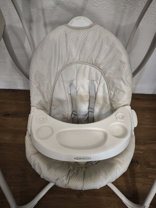 Cadeira de baloiço/espreguiçadeira para bebé 
Marca: Graco
Possui 6