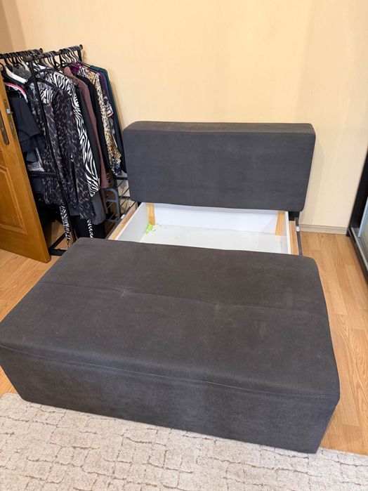 Сірий диван-ліжко