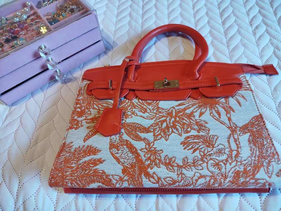 Mala laranja e branca