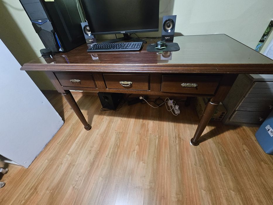 Mesa em madeira e tampo de vidro