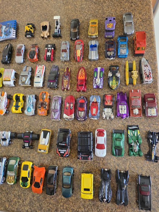 Coleção 74 carros Hot Wheels + pista