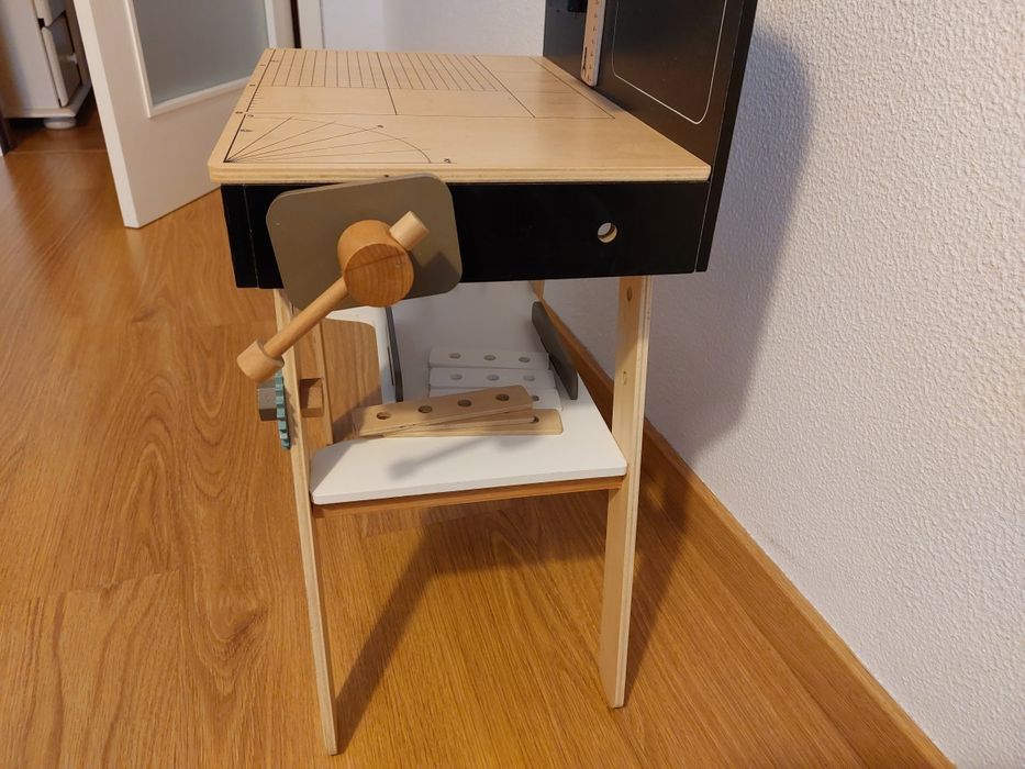 Bancada de bricolage em madeira para criança
