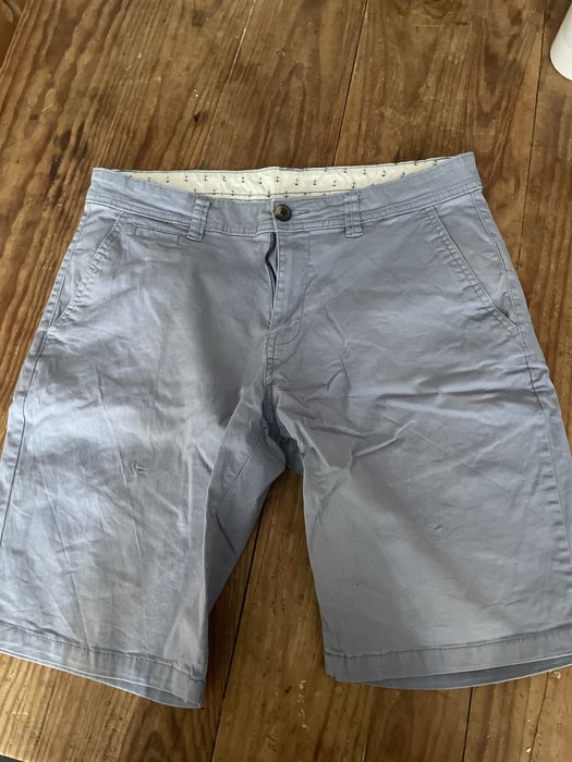 Calções azuis com o look perfeito para o verão