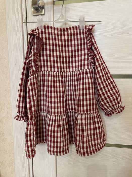 Стильна сукня в клітку Zara