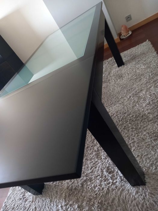 Mesa jantar retangular cor preta lacada e vidro fosco
