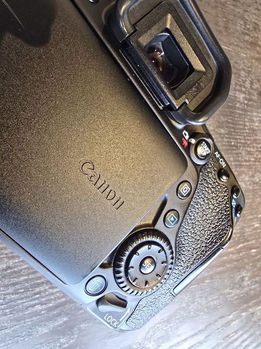 Canon 80D EOS DSLR c/ 2 baterias, carregador e alsa