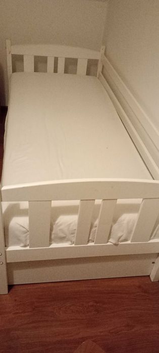 Łózko dziecięce z dodatkową barierką