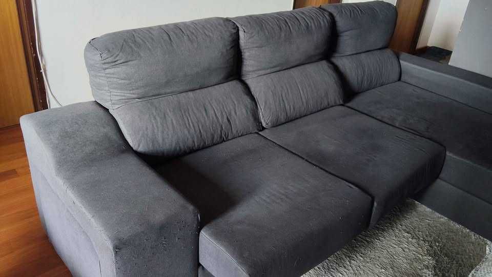Vendo Sofá Cama Chaise Long com arrumação e 2 bancos