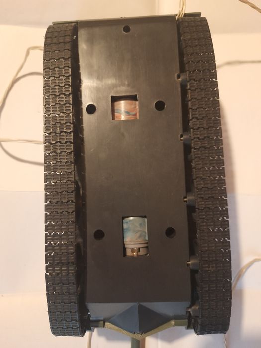 Продаю электромеханическую игрушку на пульте СССР 1982 г ТАНК КН-70 .