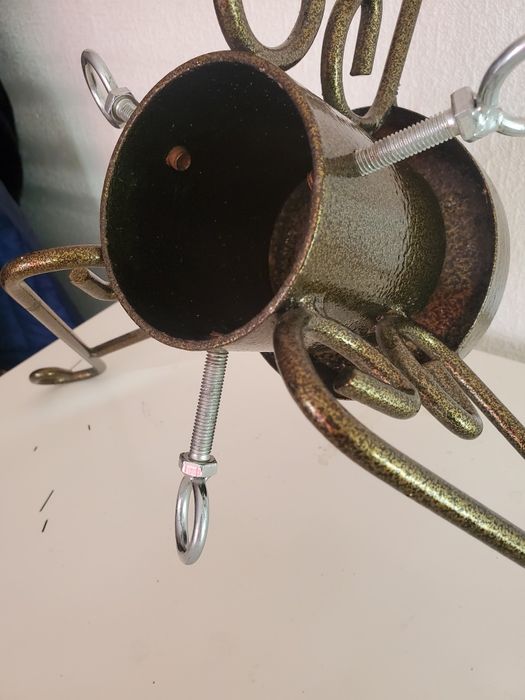 Stojak pod choinkę, metalowy, solodny.