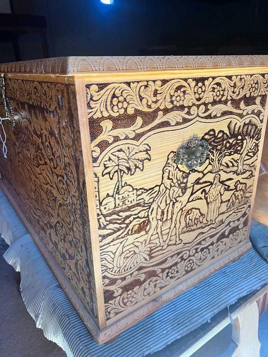 Arca/baú de madeira trabalhada