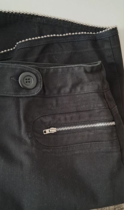 Czarna spódnica wykończona metalowymi kuleczkami