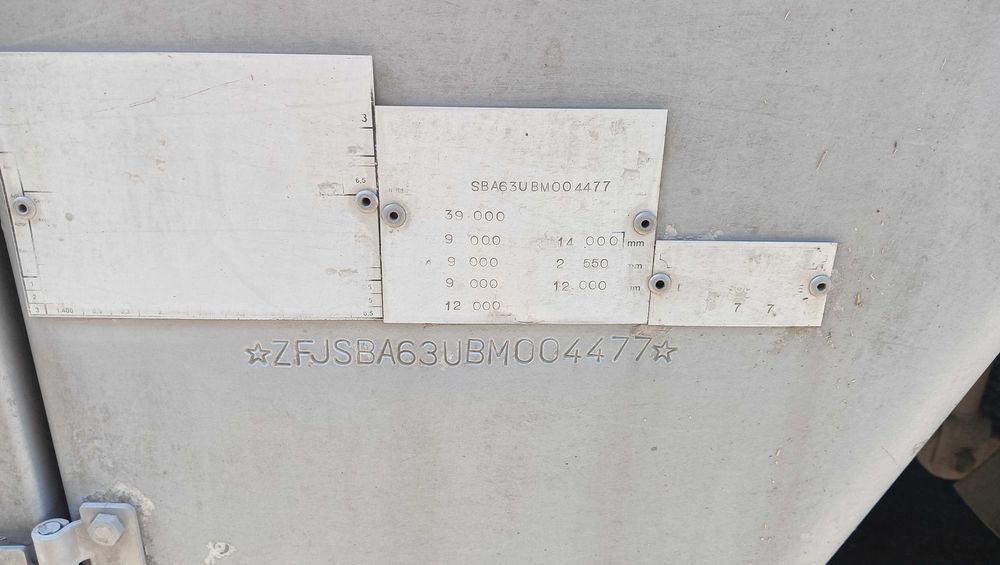 Напівпричіп для перевезення живих тварин Pezzaioli SBA63: 40 000