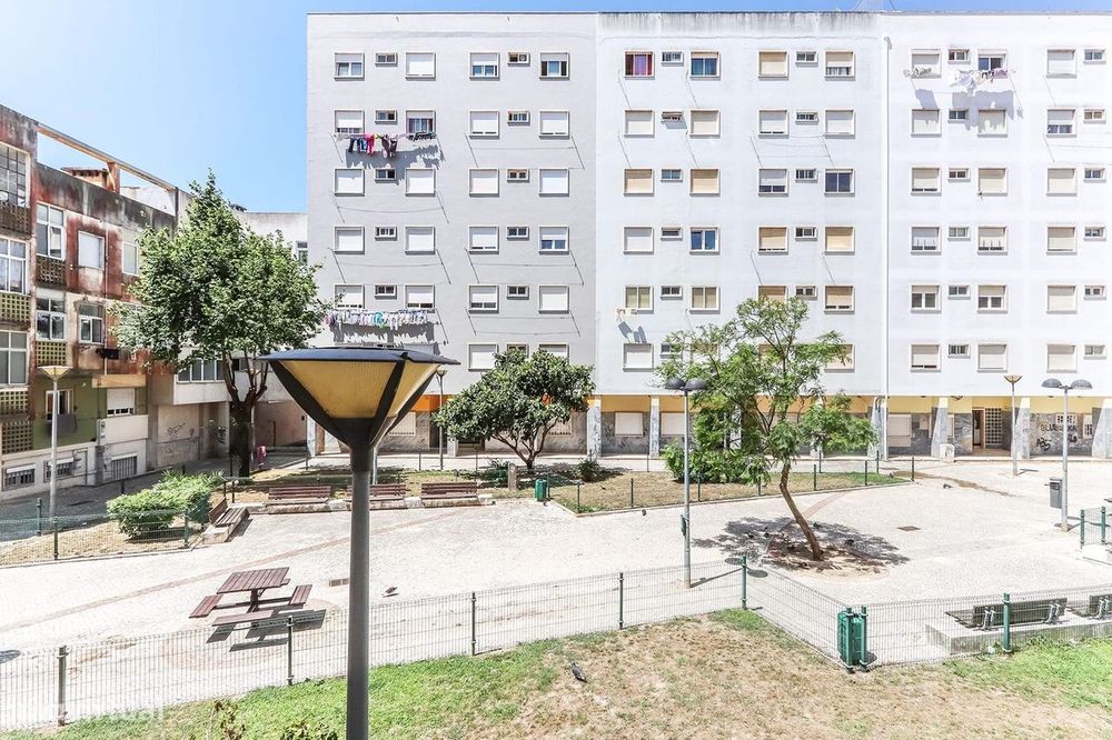 Apartamento T2 + T0 , próximo á Estação CP Cacém