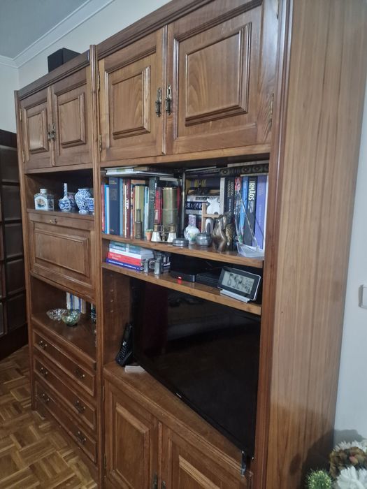 Estante em castanho maciço