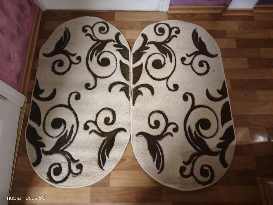 Килими  за 2 шт овальні бежеві 600 грн