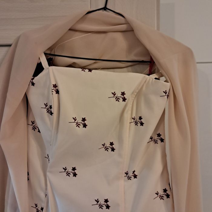 Elegancka sukienka z gorsetem i szalem 36