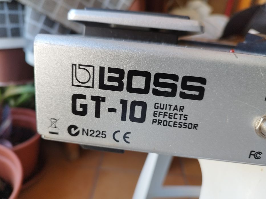 vendo Boss gt10 em perfeito estado,  aceito trocar em uma vé 8 boss