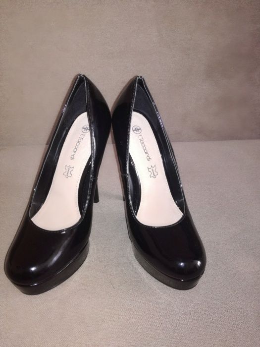 Pantofle czarne lakierowane