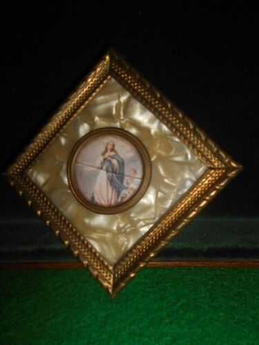 Moldura em latão, vidro e madrepérola com N.ª Senhora