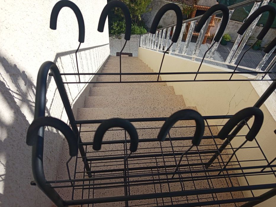 Sapateira metálica preta como nova