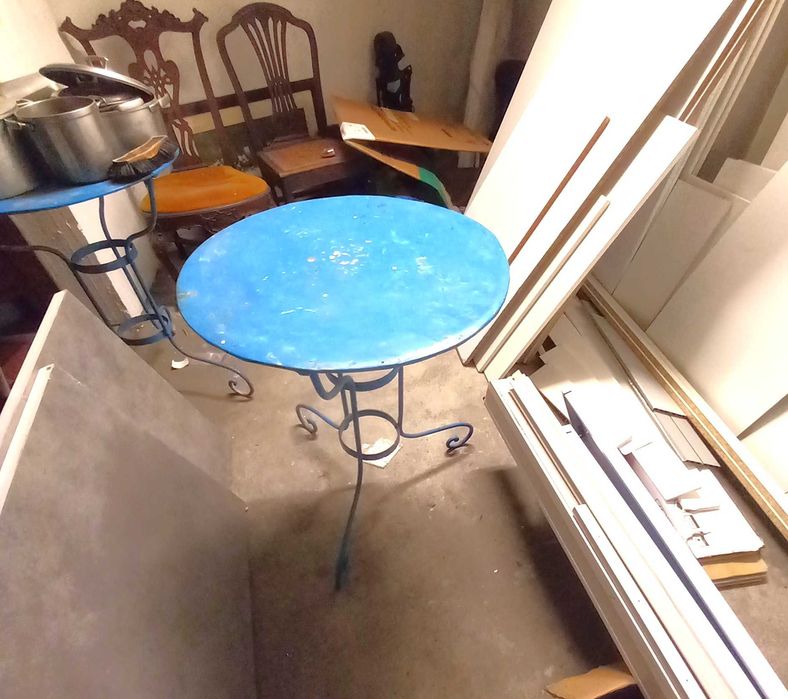 Par de bonitas mesas de ferro redondas