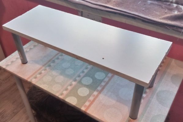 Półka na buty na nogach.