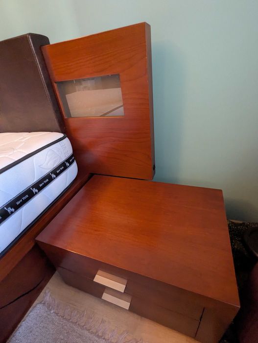 Cama Casal em Madeira com Sommier Elevatório + 2 Mesas de Cabeceira (+ Opção Colchão)