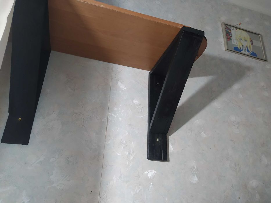 Уголок деревянный для полки