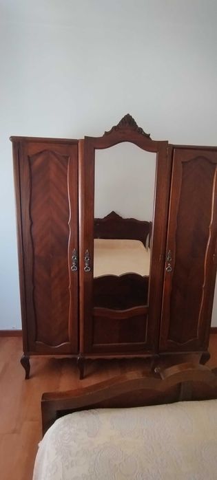 Quarto Completo Antigo em Madeira Maciça – Roupeiro, Cama, Cómoda e Mesas de Cabeceira