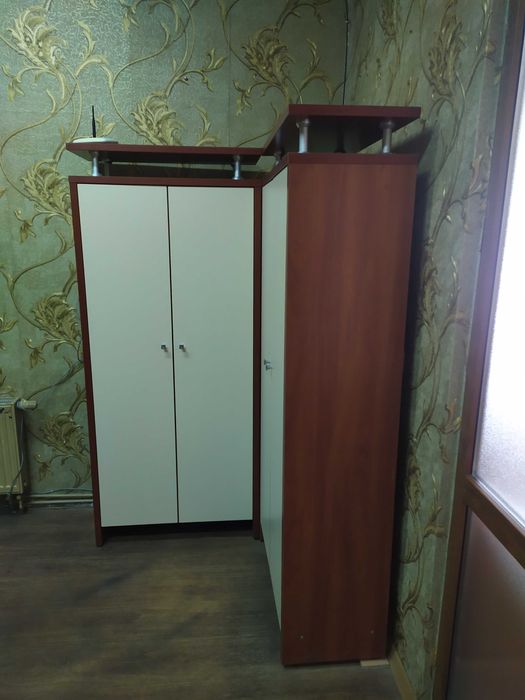 Терміновий продаж офісного столу з шафами