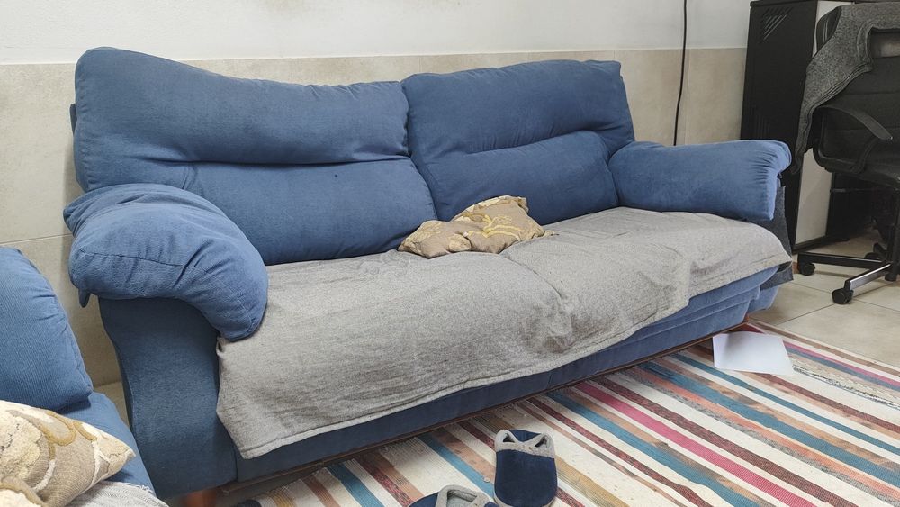 Conjunto de 2 sofás azuis muito confortáveis