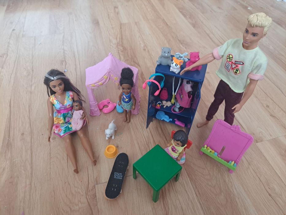 Rodzina Barbie i  Ken , meble Ikea