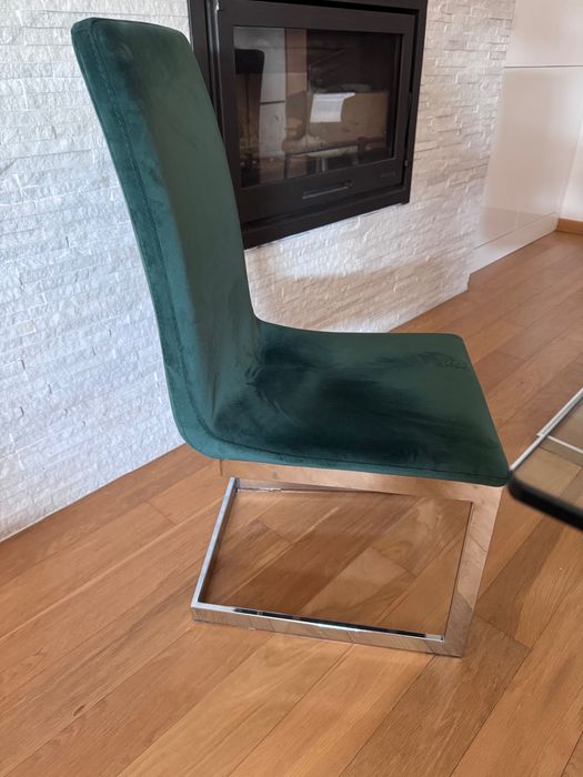 Mesa de sala de jantar com cadeiras em “veludo” verde