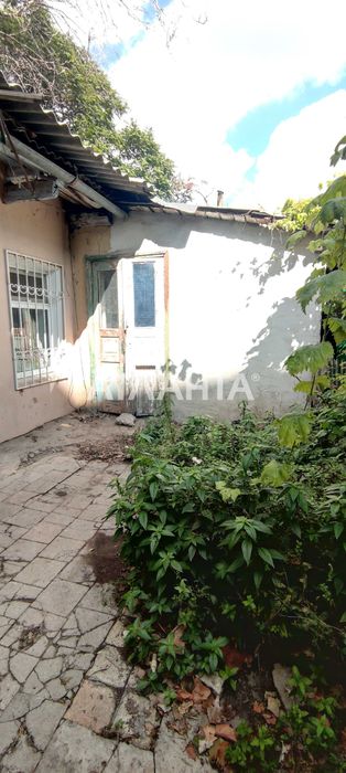 Пропонується на продаж квартира на землі під реконструкцію.