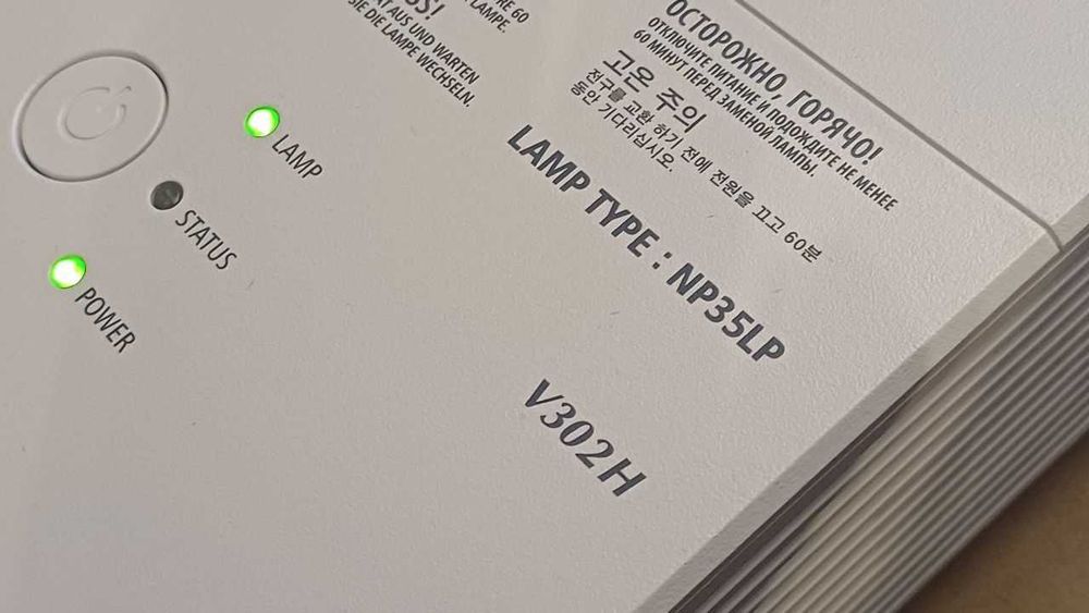 Projektor NEC V302H - Lampa 80%!