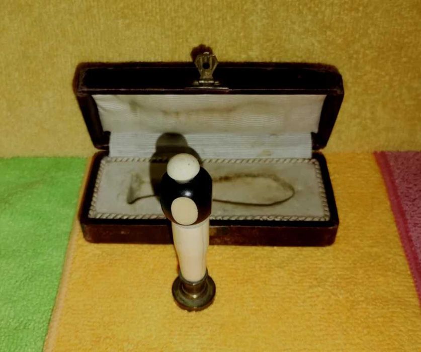 SINETE de mesa, do século XIX, com monograma e caixa original