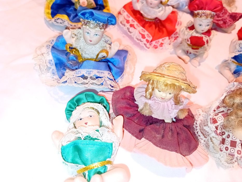 Conjunto de 17 Bonecas Pequenas  em  Porcelana