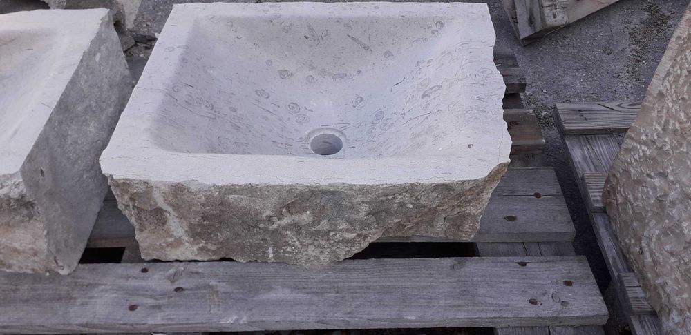 Lavatórios muito rústicos em pedra,