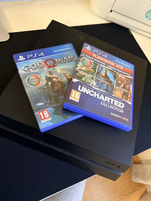 PS4 + Comando + Jogos (God of War e Uncharted)