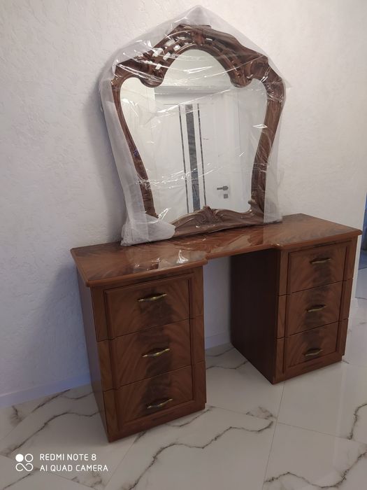 Комод для спальні з дзеркалом шафа