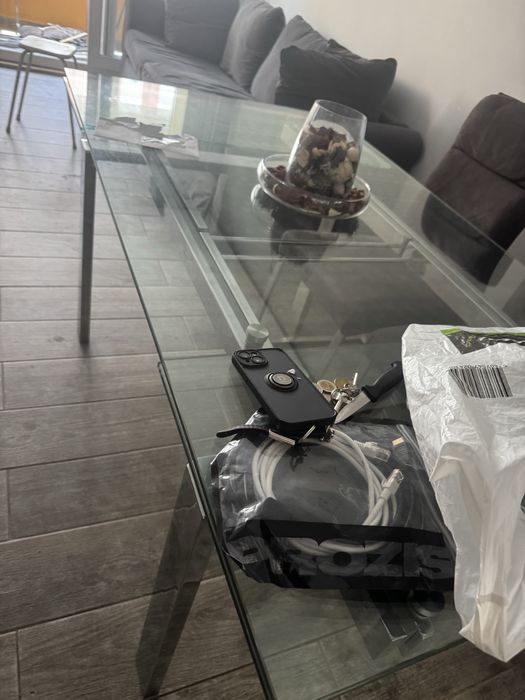 Mesa de jantar em vidro com 4 cadeiras — bom estado